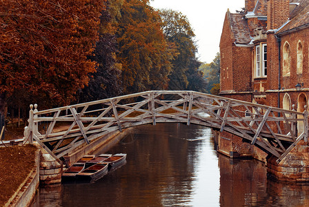 桥河上的桥皇后学院著名的木桥图片
