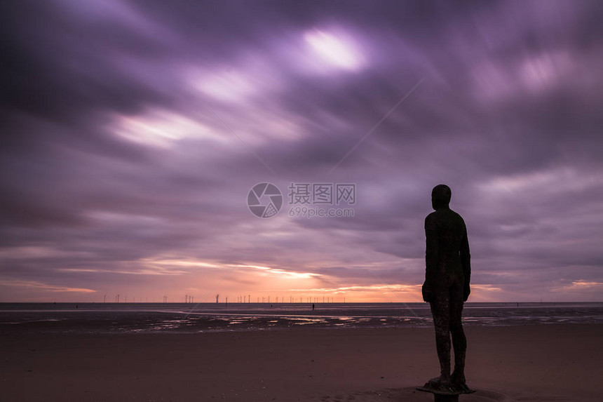 在利物浦附近的克罗斯比海滩与钢铁侠一起的风夜中图片
