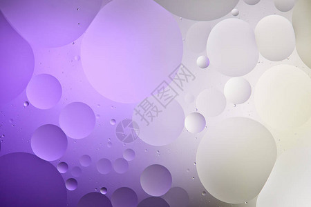 来自混合水和石油泡沫的紫色和背景图片