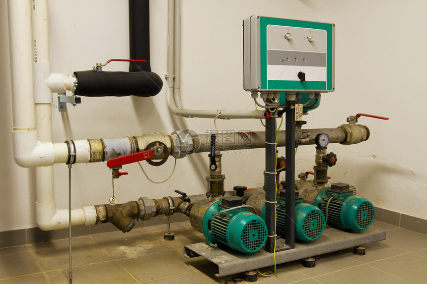 锅炉房的水管和电动机图片