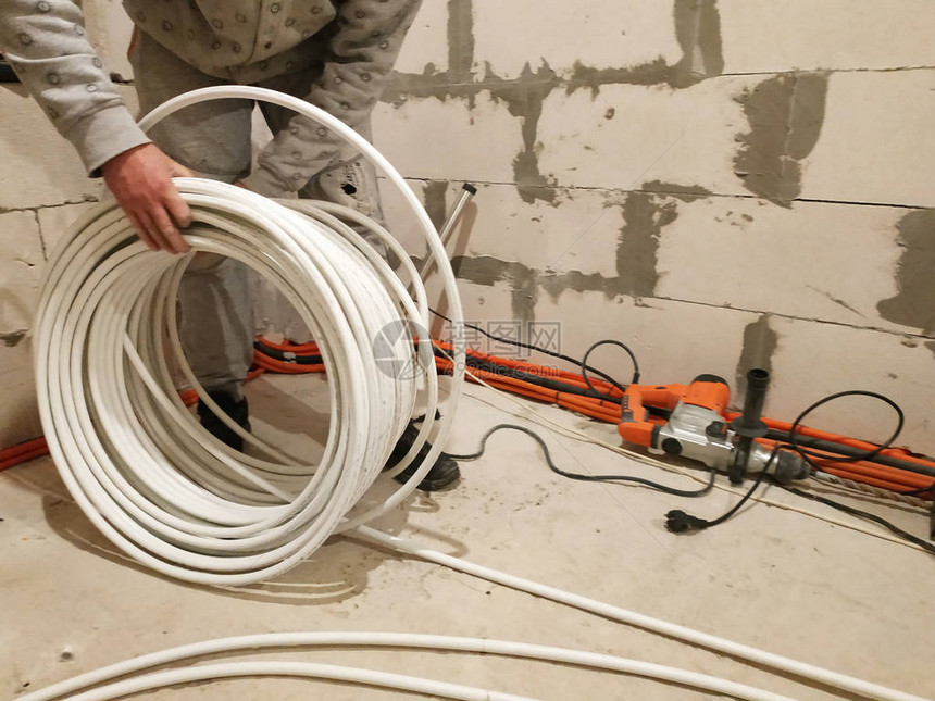 地板下加热安装在管道安装器暖气系统和地板下加热上图片