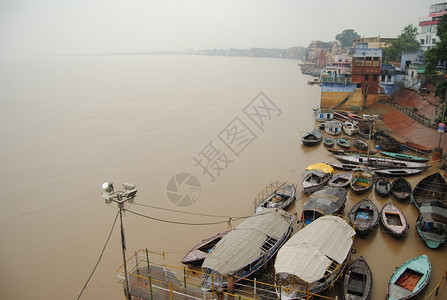 恒河和季风期间有船的恒河北方邦瓦拉图片