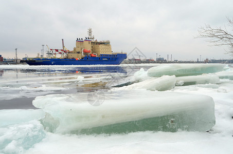 强大的核破冰器打破了冰层为船图片