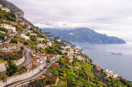 爬上陡峭山坡的狭窄齐格扎德街道的羽毛弯曲Amalfi图片