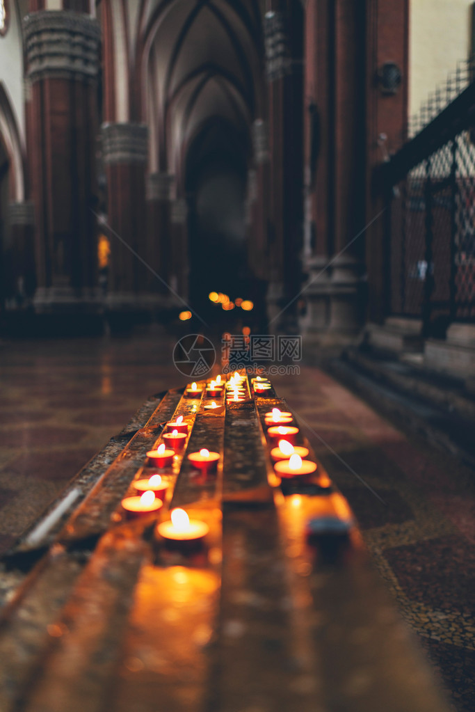 教堂内地燃烧的精神蜡烛图片