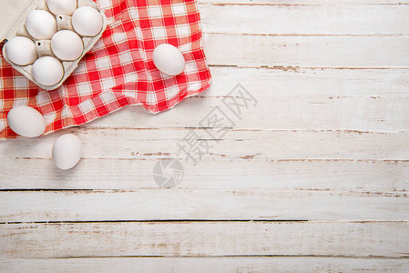白色木制桌布上填字桌布的蛋盒中生背景图片