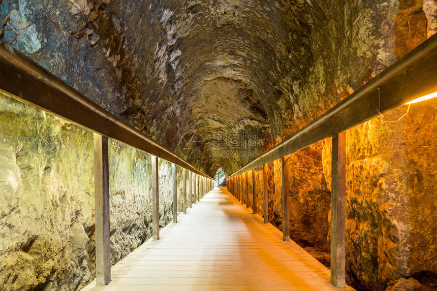 古老的Megiddo隧道是水系统的一部分从10世纪开始图片