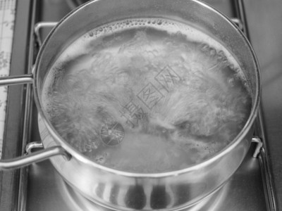 在沸水中在锅里图片