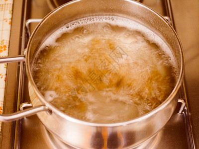 在沸水中在锅里图片