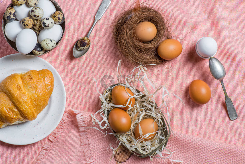 复活节概念与鸡蛋和羊角面包和粉红织图片