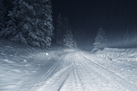 科罗拉多冬季暴风雨在夜里乡间图片