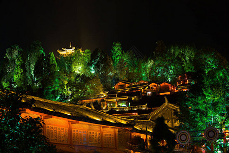 云南李江村的旧城楼和山顶塔夜幕照亮图片