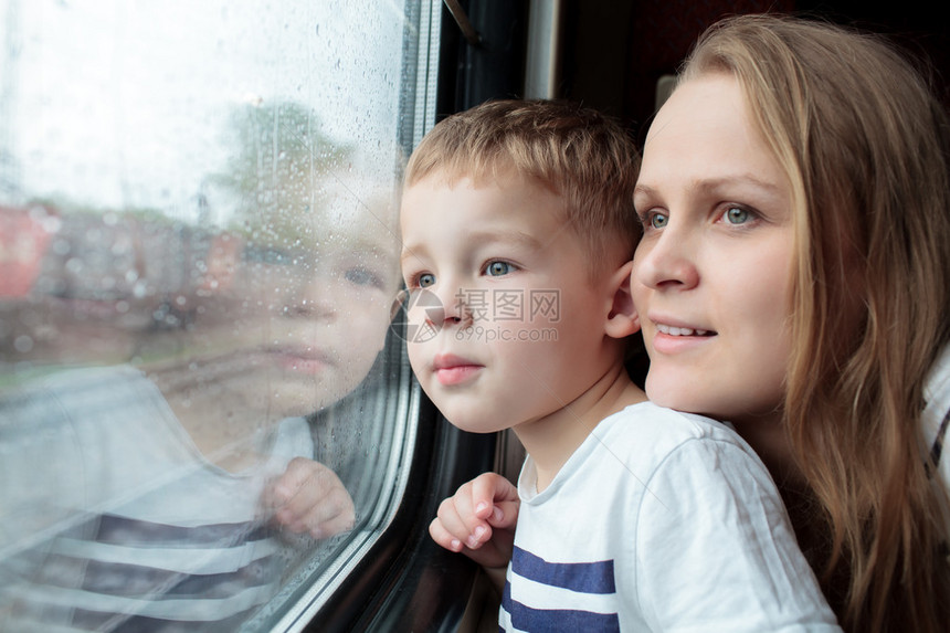 母子透过车窗望去享受一日游小男孩的图片