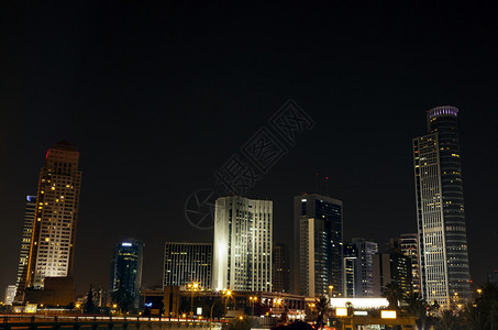 知名的以色列钻石贸易中心所在的RamatGan市中心区的夜景风图片