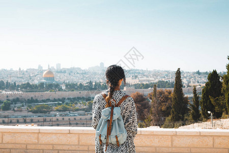 站在耶路撒冷城景一图片