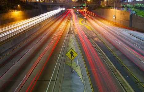 晚上在城里的高速公路图片