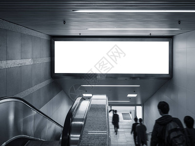 搭乘扶梯的人在公共建筑中行走的地铁里蒙上班纳MockupB背景图片