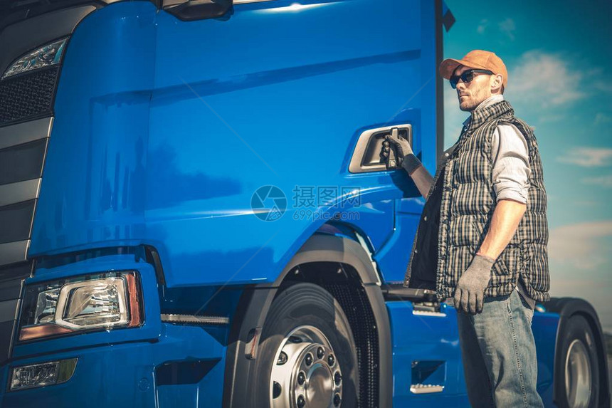 半卡车货运白种人驾驶员和现代车辆运输业图片