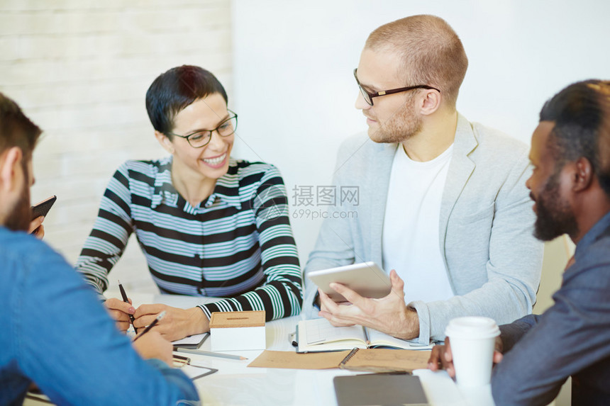 成功的男人和女人在办公室进行商务交谈在办公室一图片