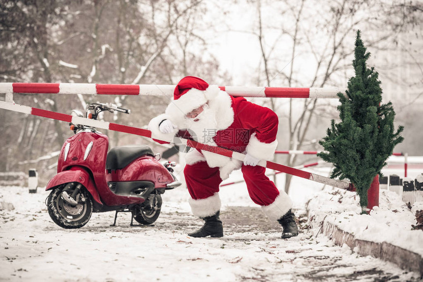 圣诞老人在红色摩托车图片