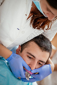 牙医用牙印给男病人戴牙图片
