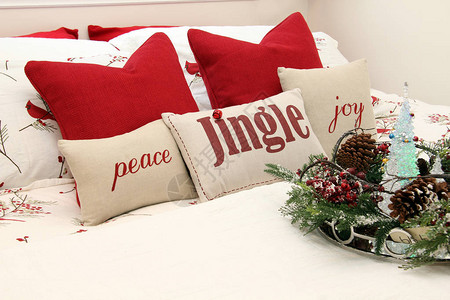 有假日坐垫的圣诞节卧室图片
