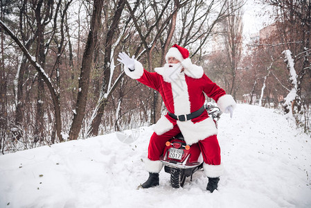 圣诞老人坐在红色骑摩托车上图片