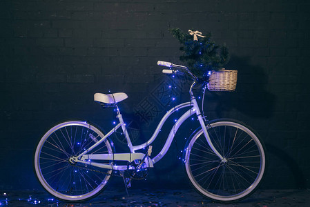 圣诞灯下复古自行车的特写视图图片