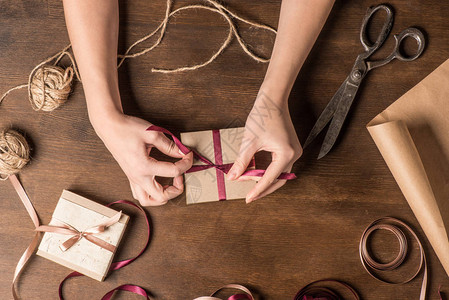 用旧剪刀和木桌的绳子绑在礼品上的丝带图片