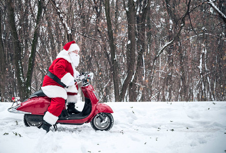 圣诞老人的侧面景色在冬季公园骑背景图片