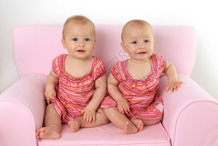 10个月大的双胞胎女孩坐在粉色儿童图片