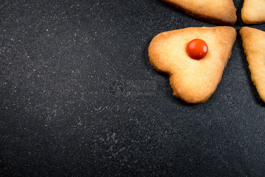 黑石背景上的红心形状饼干爱概念图片