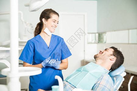 在牙科诊所与中年成人病交谈时用擦拭图片