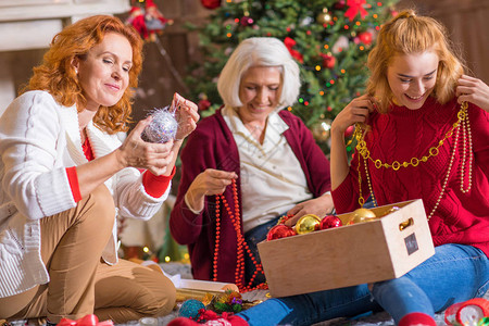 三代幸福家庭享受圣诞节装饰的欢乐背景图片