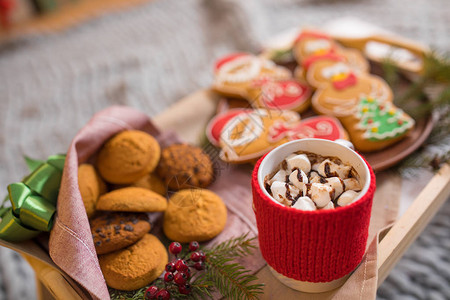 以圣诞饼干和热巧克力及棉花糖的木质餐图片