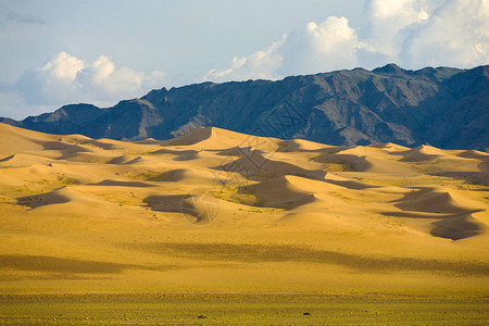蒙古戈壁沙漠和蒙古南部KhongorEls山脉的逐渐倾斜沙丘图片