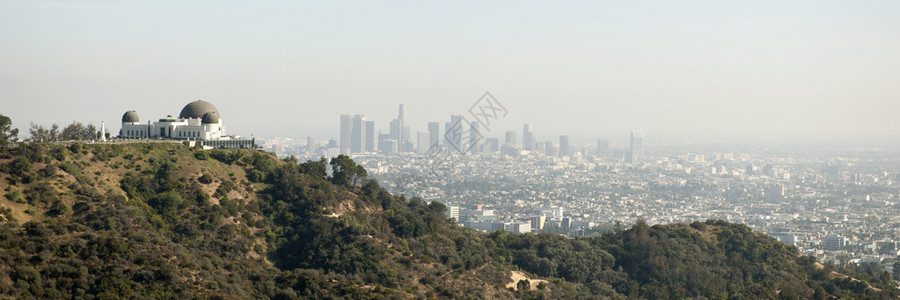 洛杉矶天际与美国加利福尼亚州前方格里菲斯观测台的图片
