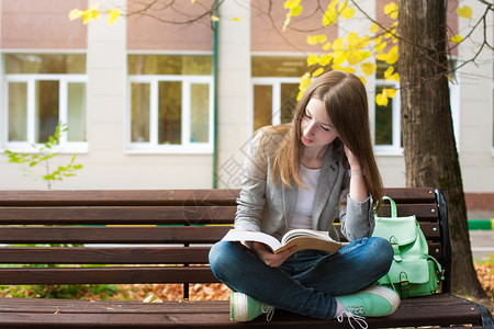 学生坐在长凳上看书图片