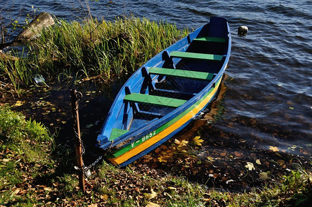 湖岸上的旧木船图片