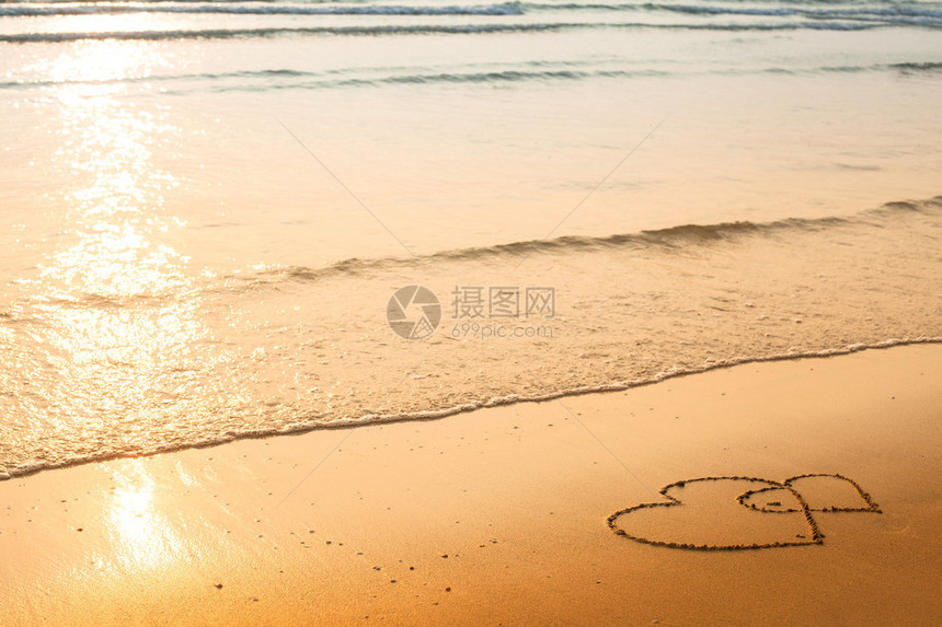 心画在沙滩上海浪柔和图片