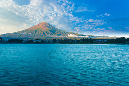 富士山在清晨侧光下洗澡图片