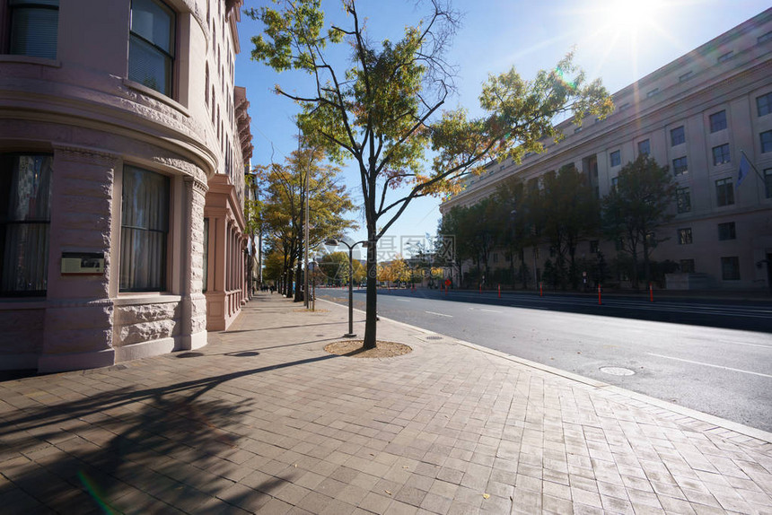 美国华盛顿特区阳光下建筑街角的街道景象图片