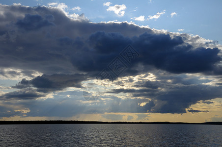 图片显示了湖上的暴雨和雷暴云图片