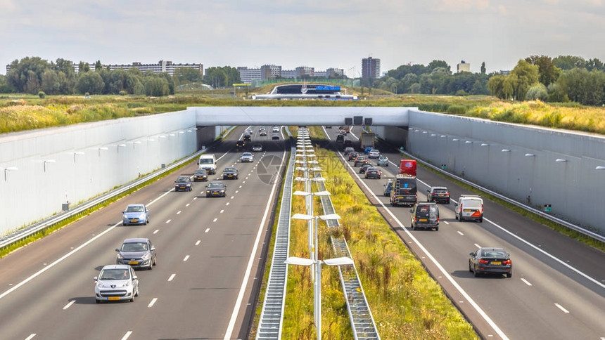 下午在海牙任仕达地区附近的a4高速公路上通勤荷兰鹿特丹市区公路图片