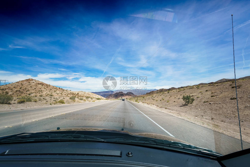 美国内华达州拉斯维加斯的汽车挡风玻璃所显示的图片