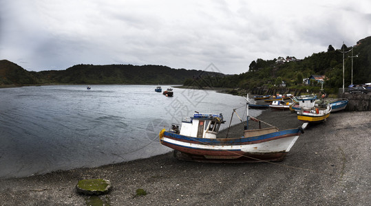 在Angelmo旅游区停泊的渔船和烹饪图片