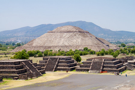 从墨西哥Teotihuacan的月球金字塔图片