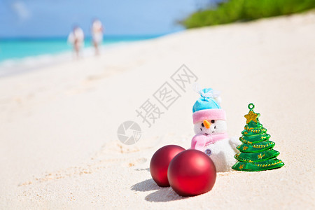 在沙海滨上的雪人圣诞假期概念横向构图片