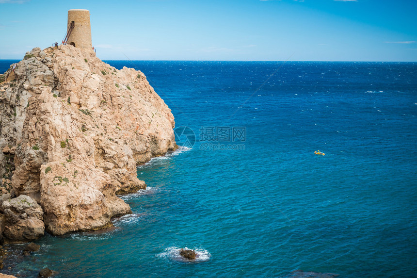在西班牙阿尔梅里亚的岩石山上与海景对抗的Pir图片
