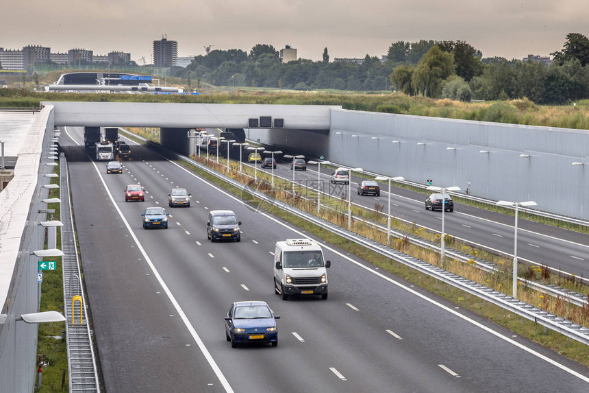 海牙任仕达地区附近A4高速公路的下午交通荷兰鹿特丹市区公路图片